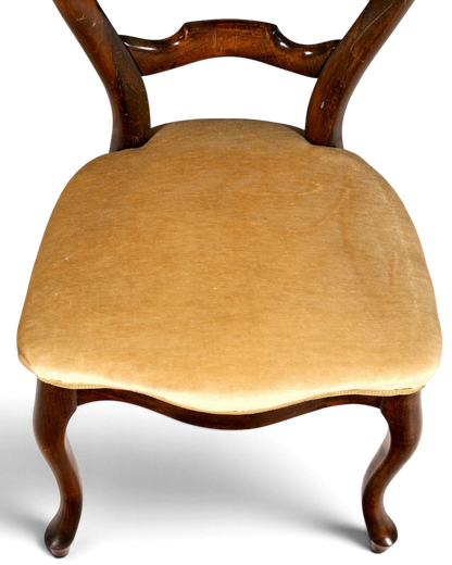Hauptstadt Möblerei H950 Stuhl mit dunkelbraunem Holzrahmen und senfgelbem Samtpolster in klassischem Design