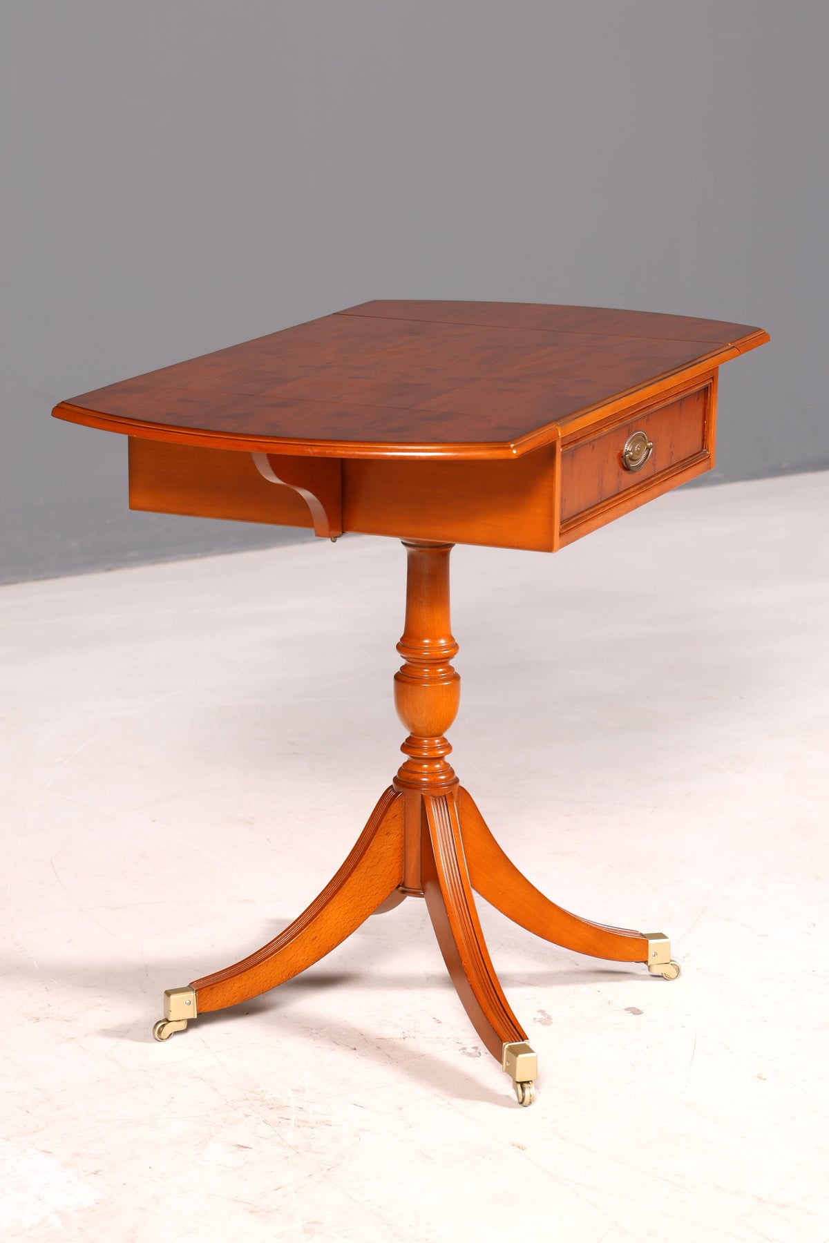 Prachtige originele Heldense bijzettafel van taxushout, klaptafel, opbergtafel, ladekast, telefoontafel