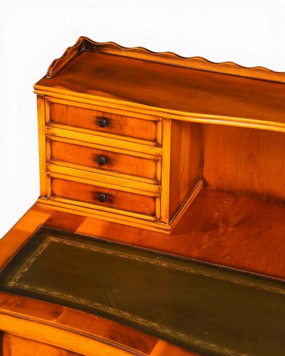 Hauptstadt Möblerei Schreibtisch aus Holz mit drei Schubladen, geschwungener Galerie und grüner Ledereinlage