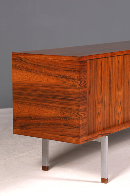Beeindruckendes Original Hans J. Wegner für RY Møbler Modell RY 25 Sideboard Palisander Holz TV Kommode Vintage Schiebetür Schrank 2 von 2