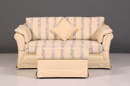 Wunderschönes Landhaus Sofa mit Hocker Englischer Stil Creme 2-Sitzer Couch Stoff Polstersofa Landhausstil Zweisitzer