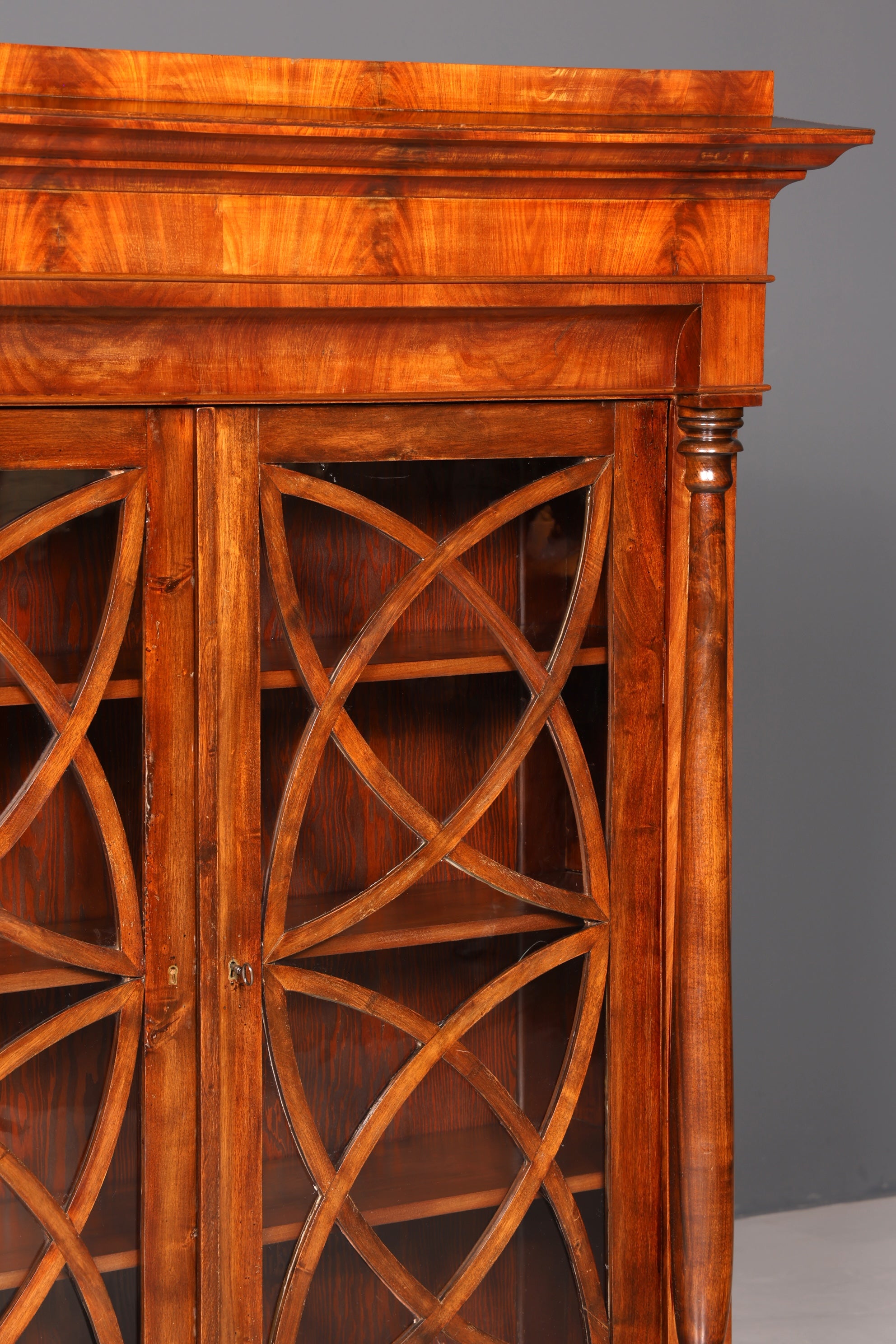 Traumhafter Original Biedermeier Vitrine um 1820 Antiker Schrank Art Deco Bücherregal