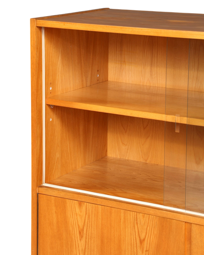Hauptstadt Möblerei Vitrinenschrank aus hellem Holz mit verstellbaren Einlegeböden und Schiebetüren aus Glas