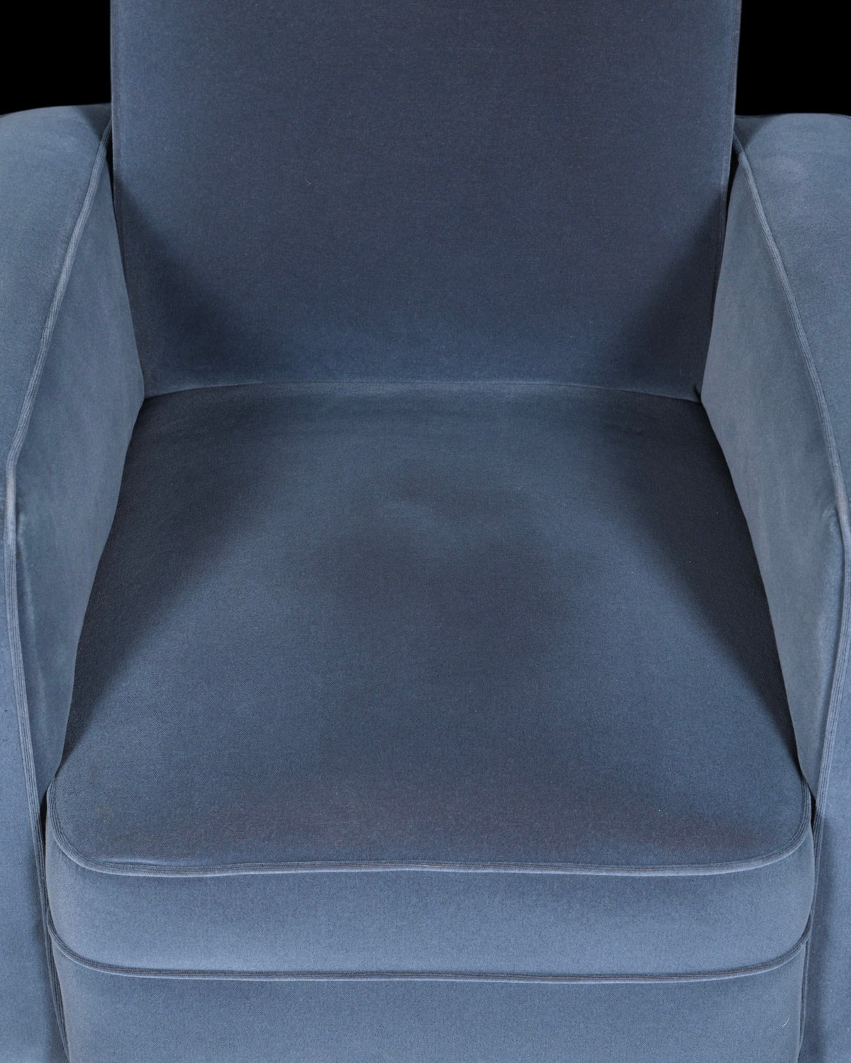 Hauptstadt Möblerei H874 Sessel in blauem Samt mit gepolsterter Sitzfläche und Armlehnen