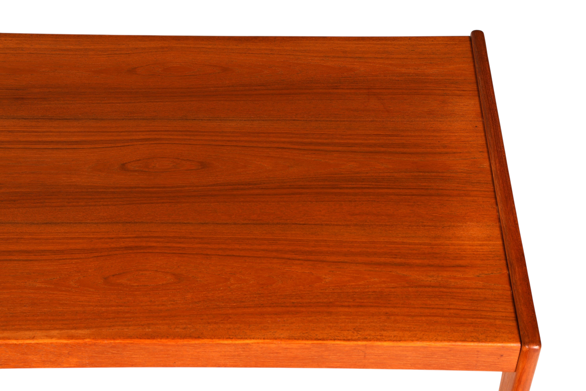 Hauptstadt Möblerei Mid Century Couchtisch aus massivem Teakholz mit markanter Holzmaserung im 70er Jahre Retro-Stil