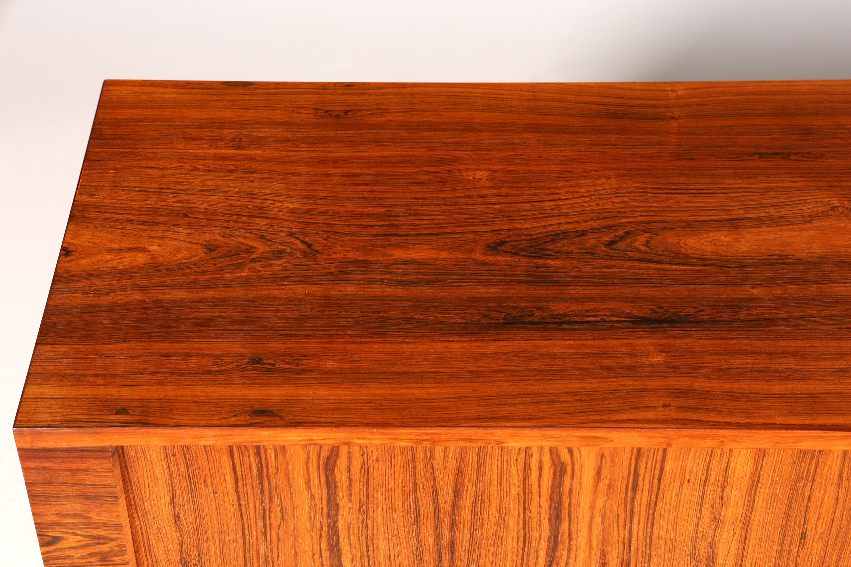 Beeindruckendes Original Hans J. Wegner für RY Møbler Modell RY 25 Sideboard Palisander Holz TV Kommode Vintage Schiebetür Schrank 2 von 2