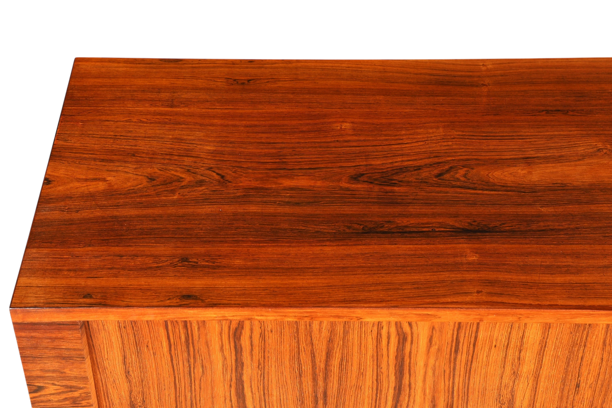 Beeindruckendes Original Hans J. Wegner für RY Møbler Modell RY 25 Sideboard Palisander Holz TV Kommode Vintage Schiebetür Schrank 2 von 2