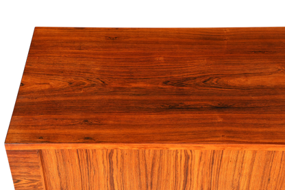 Beeindruckendes Original Hans J. Wegner für RY Møbler Modell RY 25 Sideboard Palisander Holz TV Kommode Vintage Schiebetür Schrank 2 von 2