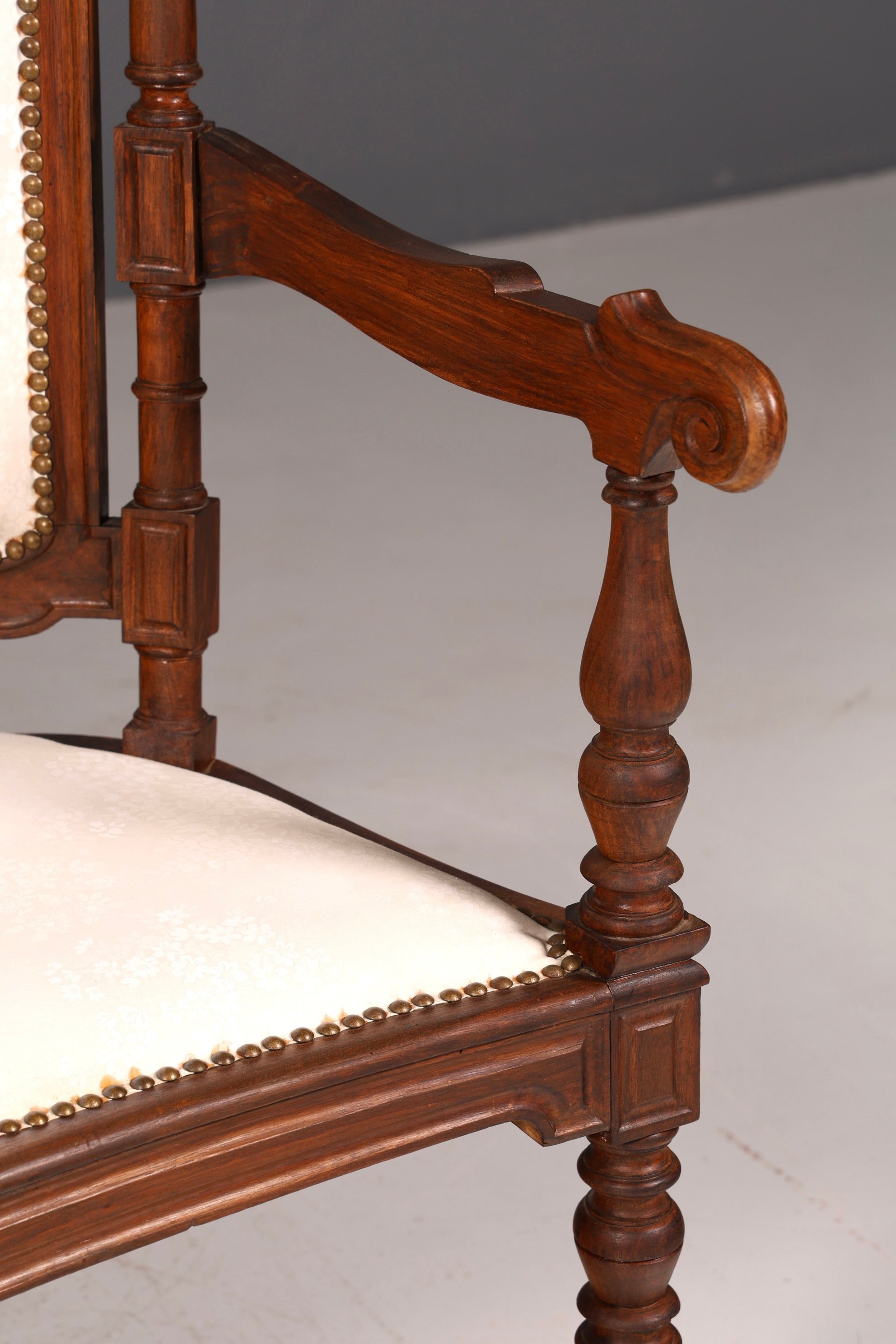 Elegante zitbank in neorenaissancestijl, antieke bank uit de Gründerzeit, sofa, gestoffeerde bank, salonbank, zitbank