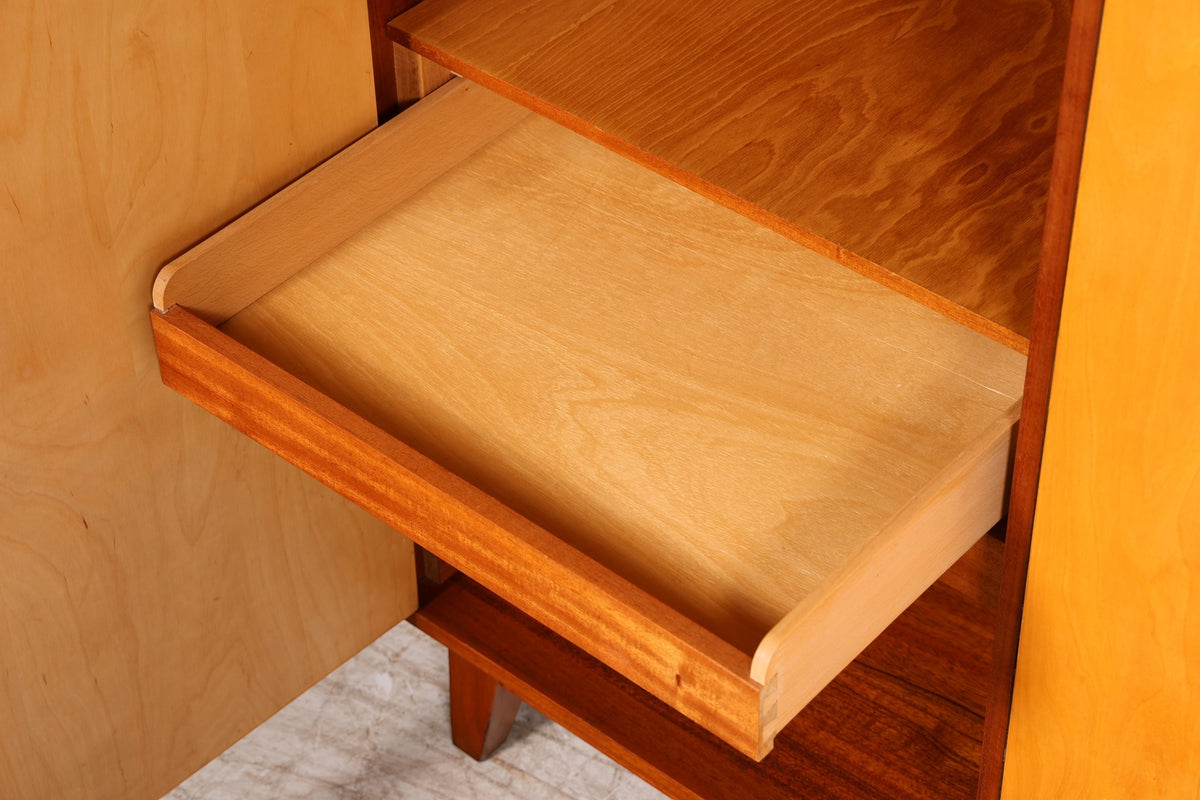 Hauptstadt Möblerei Mid Century Kleiderschrank aus Massivholz mit ausziehbarem Schubfach im Innenraum