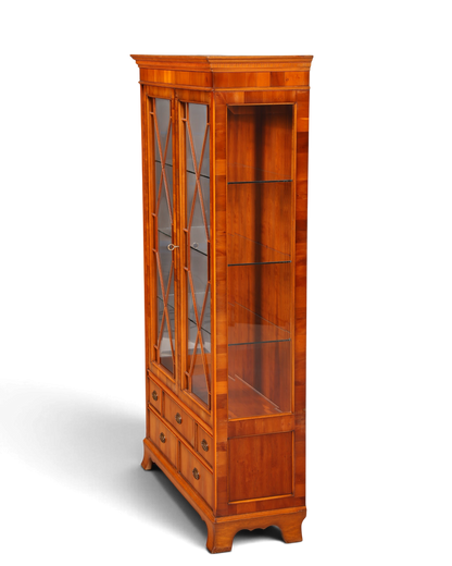 Hauptstadt Möblerei Heldense Vitrine aus englischer Eibe mit Glasfront, Innenbeleuchtung und Schubladen im Antik-Stil