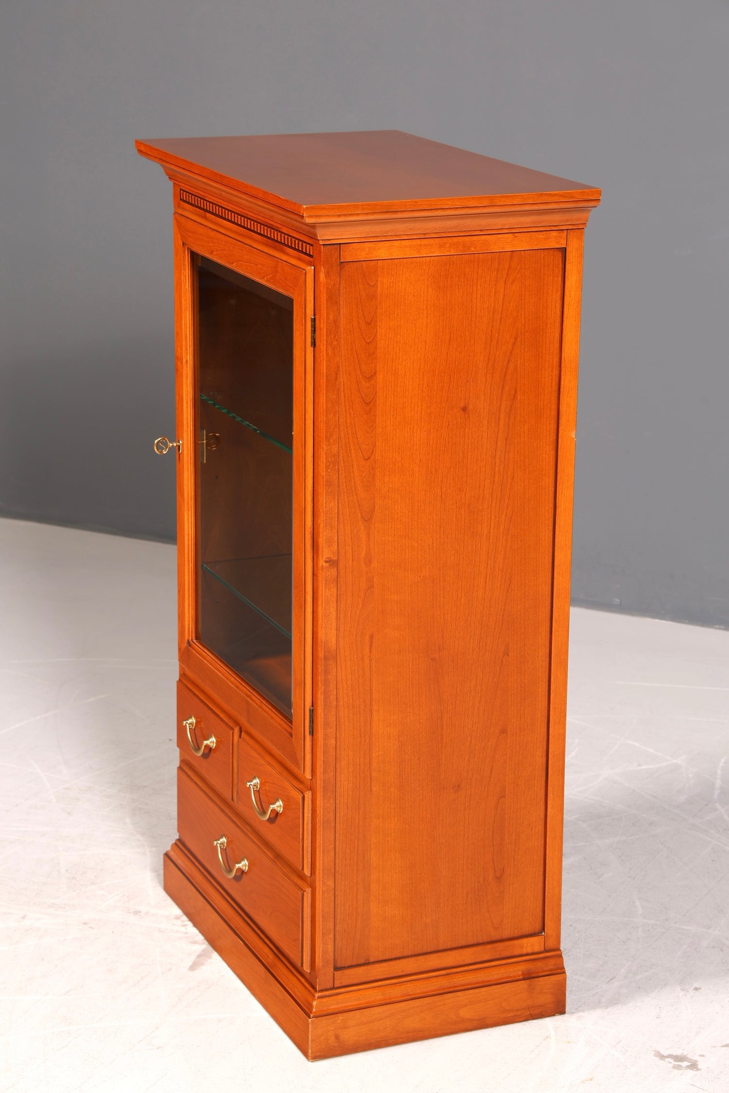 Wunderschöne Original Selva Style International Vitrine Kirschholz Antik Stil Glasvitrine Vertiko Geschirrschrank Italienische Möbel