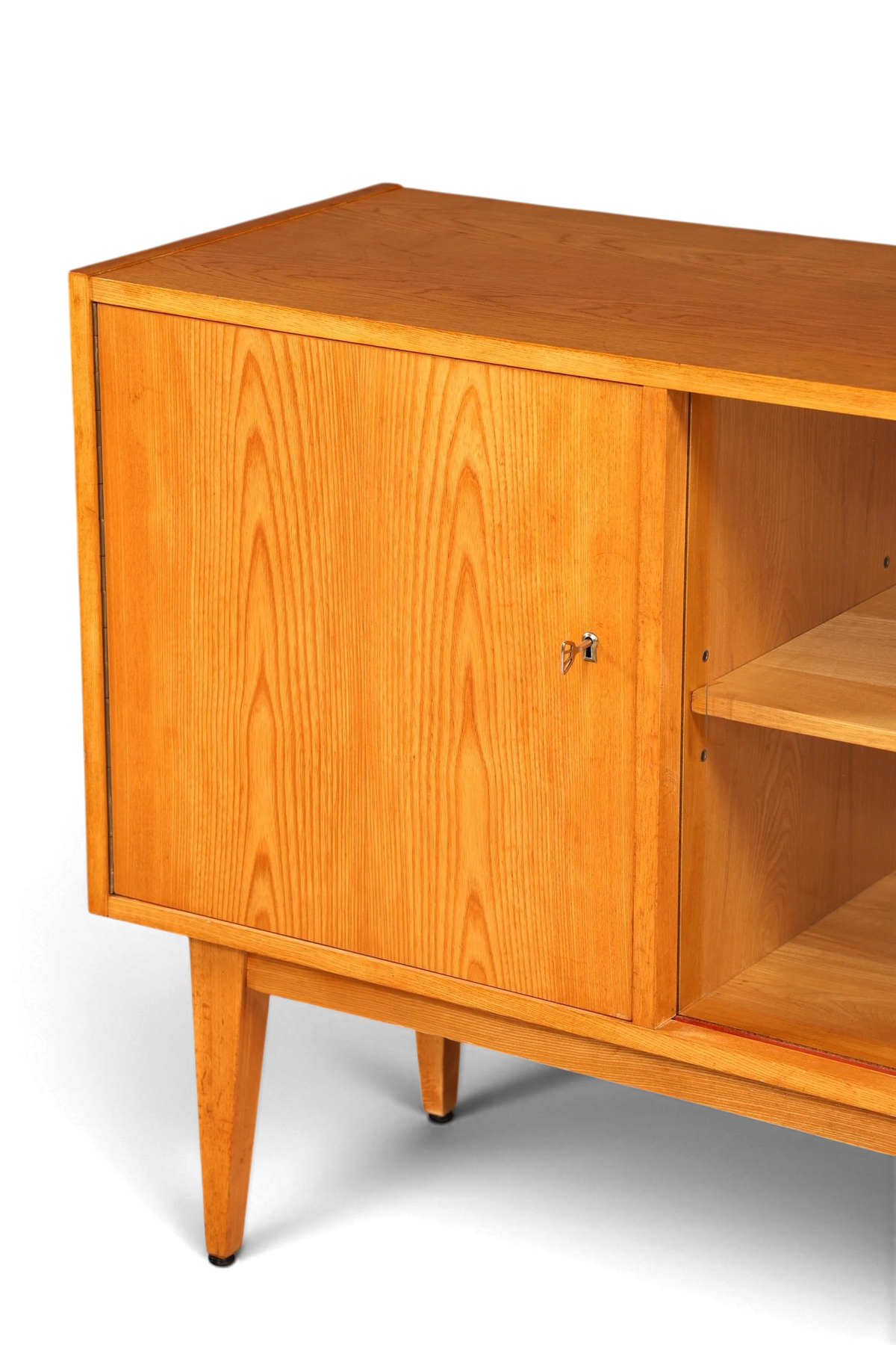 Hauptstadt Möblerei Hellerau Sideboard Modell 602 aus hellem Echtholz im Mid-Century Design mit Schiebetür