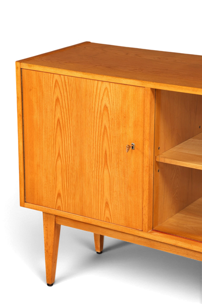 Hauptstadt Möblerei Hellerau Sideboard Modell 602 aus hellem Echtholz im Mid-Century Design mit Schiebetür