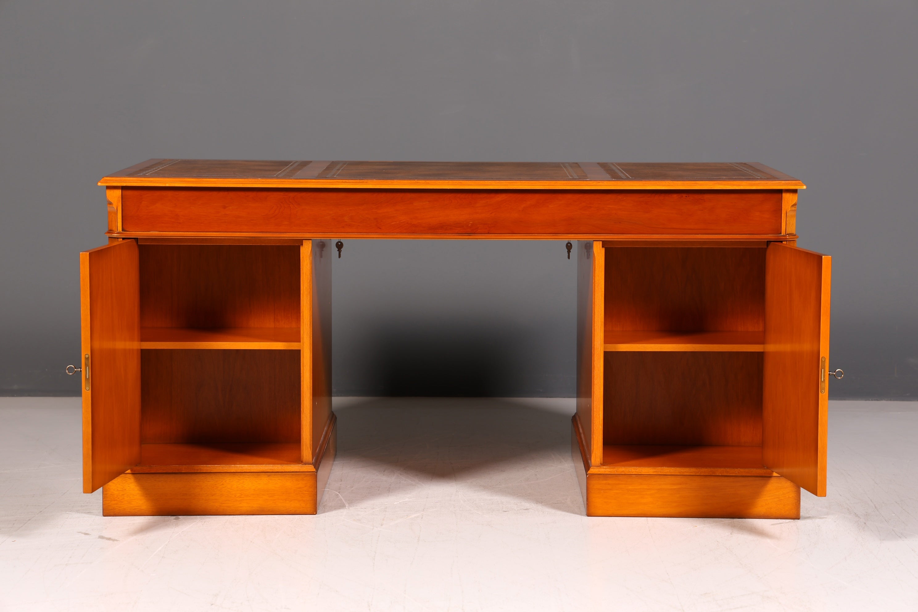 Wunderschöner Original Heldense Englischer Schreibtisch Eibe Echt Lederauflage Antik Stil Chefschreibtisch Bürotisch Partner Desk