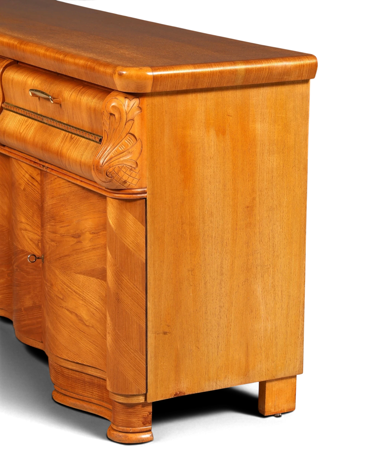 Hauptstadt Möblerei Anrichte aus hellem Holz im Art-Déco-Stil mit geschnitzten Details und geschwungener Front