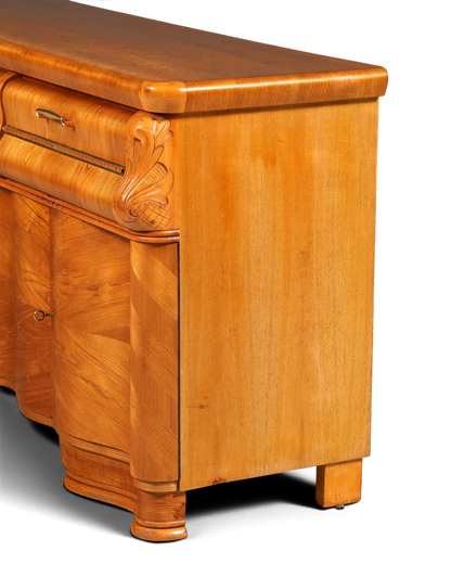 Hauptstadt Möblerei Anrichte aus hellem Holz im Art-Déco-Stil mit geschnitzten Details und geschwungener Front