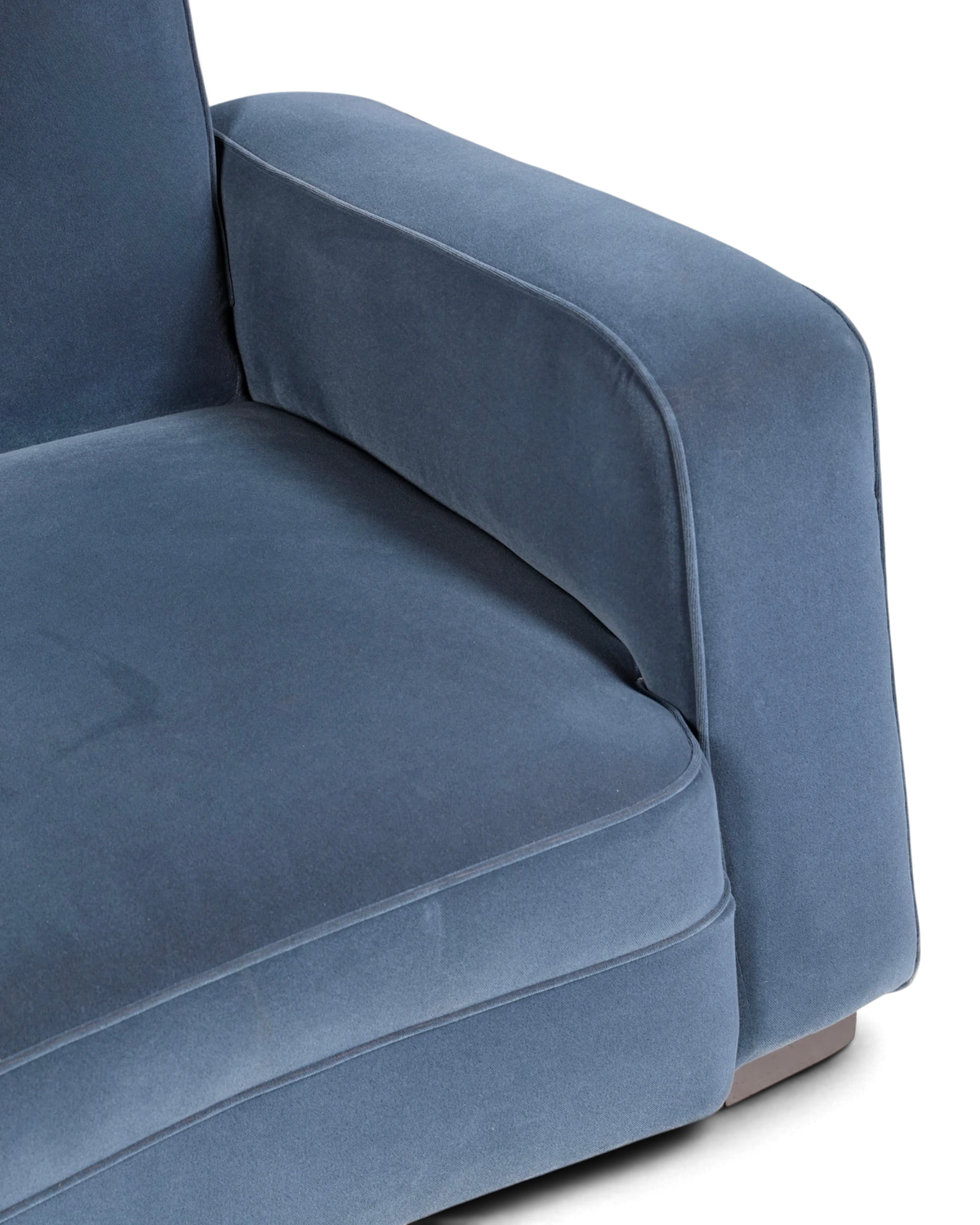 Hauptstadt Möblerei H872 Sessel in blauem Samt mit gepolsterter Armlehne und eleganter Paspelierung