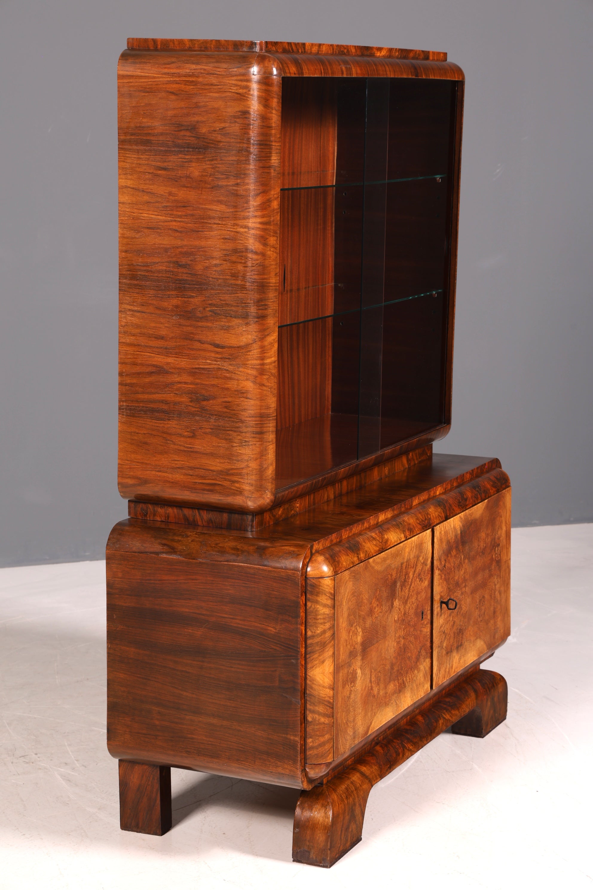Edle Art Deco Vitrine Nussbaum Vitrine massiv Holz Antik Schrank Regal Vitrinenschrank