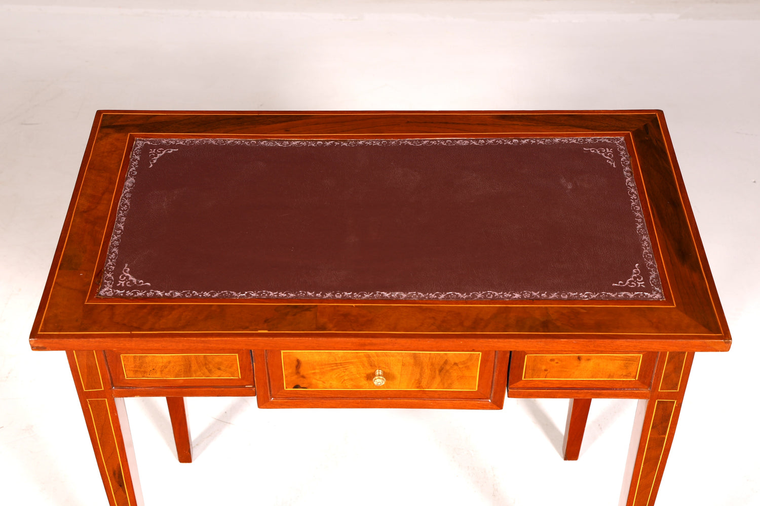 Prachtige verfijnde schrijftafel in antieke Franse stijl, echt houten bureau, kantoortafel