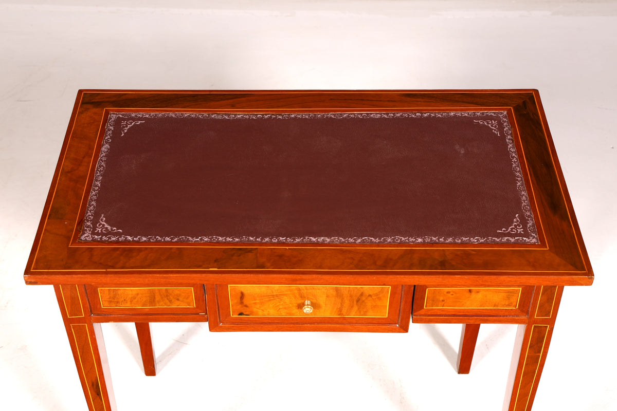 Prachtige verfijnde schrijftafel in antieke Franse stijl, echt houten bureau, kantoortafel