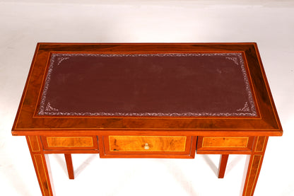 Prachtige verfijnde schrijftafel in antieke Franse stijl, echt houten bureau, kantoortafel