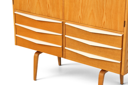 Hauptstadt Möblerei Hellerau Schrank Modell 427 aus Eschenholz mit markanten weißen Schubladengriffen im Mid-Century-Stil