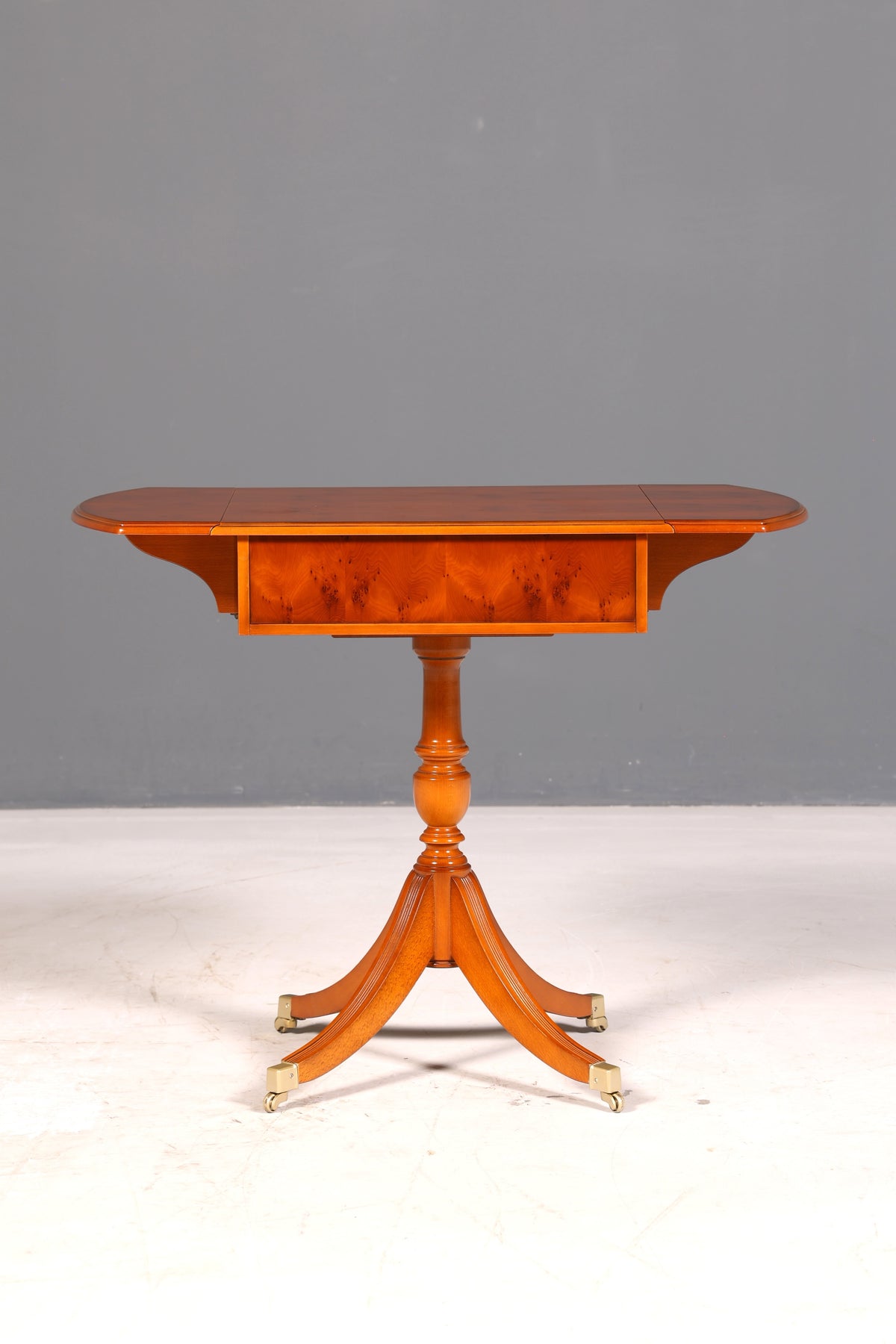 Prachtige originele Heldense bijzettafel van taxushout, klaptafel, opbergtafel, ladekast, telefoontafel
