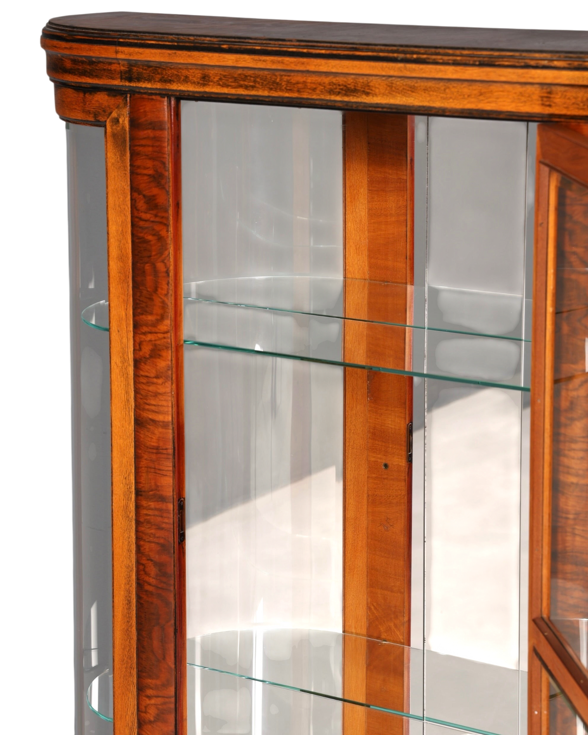Hauptstadt Möblerei Vitrine mit gebogenem Glas und edlem Holzrahmen in klassischem Design