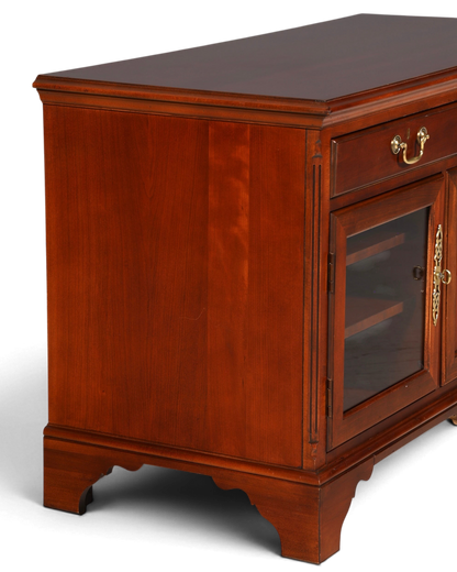 Hauptstadt Möblerei H868 Sideboard aus dunklem Kirschholz mit Glasfront und Messingbeschlägen