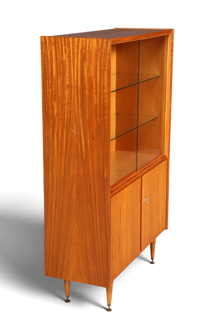 Hauptstadt Möblerei Mid Century Vitrine aus Echtholz mit Glasschiebetüren, Glasböden und konischen Beinen im 60er Stil