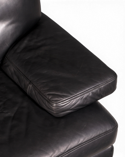 Hauptstadt Möblerei H848 Finish schwarzes Ledersofa mit detaillierter Nahtführung und hochwertiger Textur
