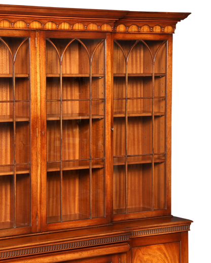 Hauptstadt Möblerei englische Vitrine aus Echtholz mit Glasfronten, dekorativen Messingbeschlägen und höhenverstellbaren Regalböden.
