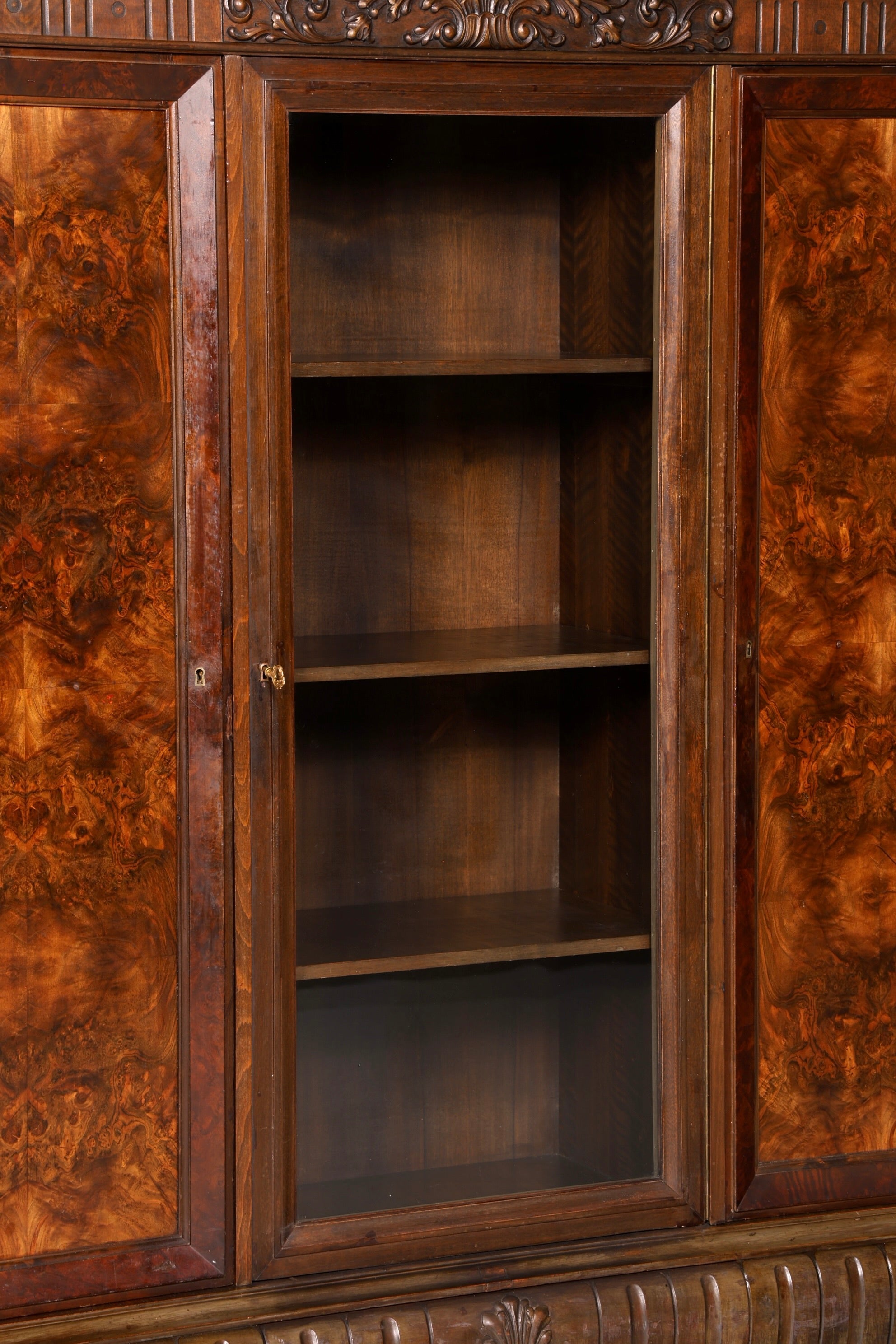 Indrukwekkende neorenaissanceboekenkast uit de Gründerzeit, vitrinekast voor een herenkamer, buffetkast, antiek massief hout