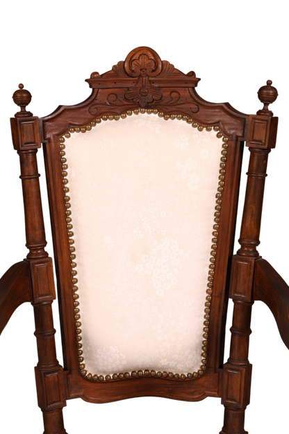 Hauptstadt Möblerei Neorenaissance Armlehnstuhl aus Holz mit aufwendigen Schnitzereien und hellem Polsterbezug