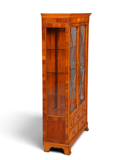 Hauptstadt Möblerei Heldense Vitrine aus englischer Eibe mit Glasfront, Innenbeleuchtung und Schubladen im Antik-Stil