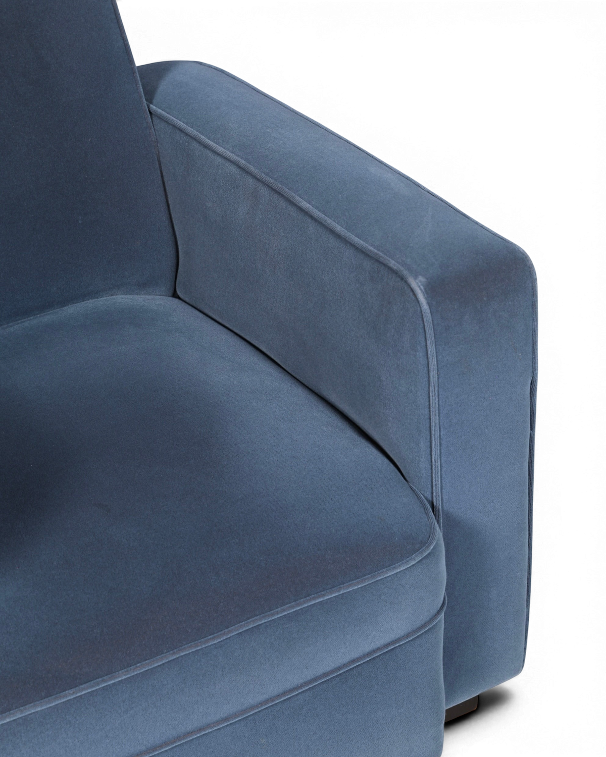 Hauptstadt Möblerei H873 Sessel in blauem Samt mit gepolsterter Armlehne und eleganter Nahtführung