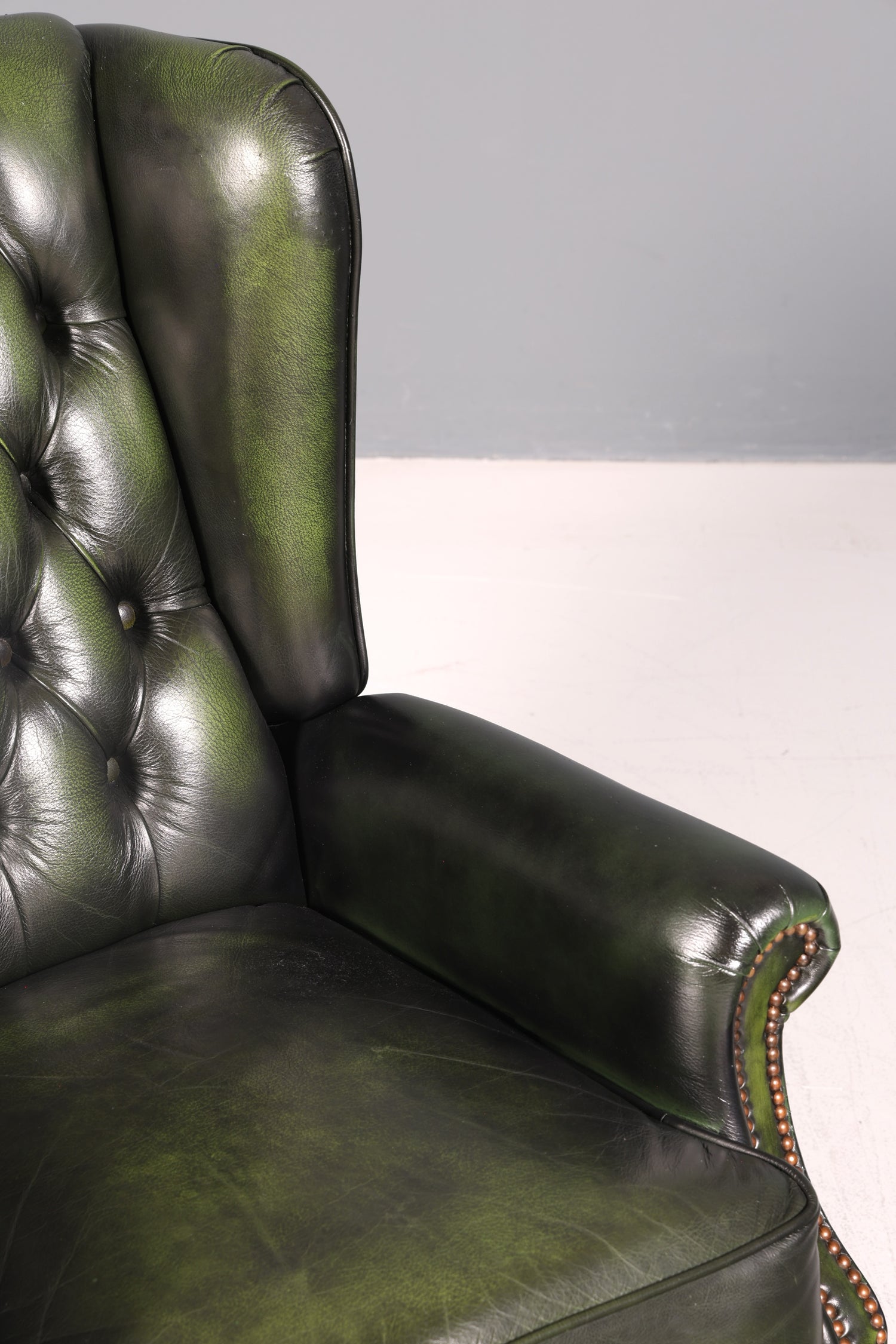 Original Chesterfield Queen Anne Ohrenbackensessel Grün Englisch Leder Herrensessel UK Armlehnsessel Relaxsessel