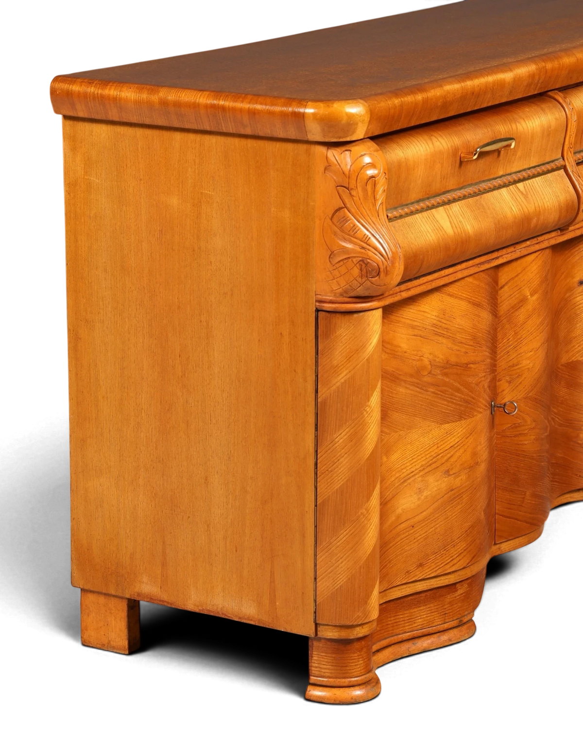 Hauptstadt Möblerei Anrichte aus hellem Holz mit kunstvollen Schnitzereien und geschwungener Front im Art-Déco-Stil