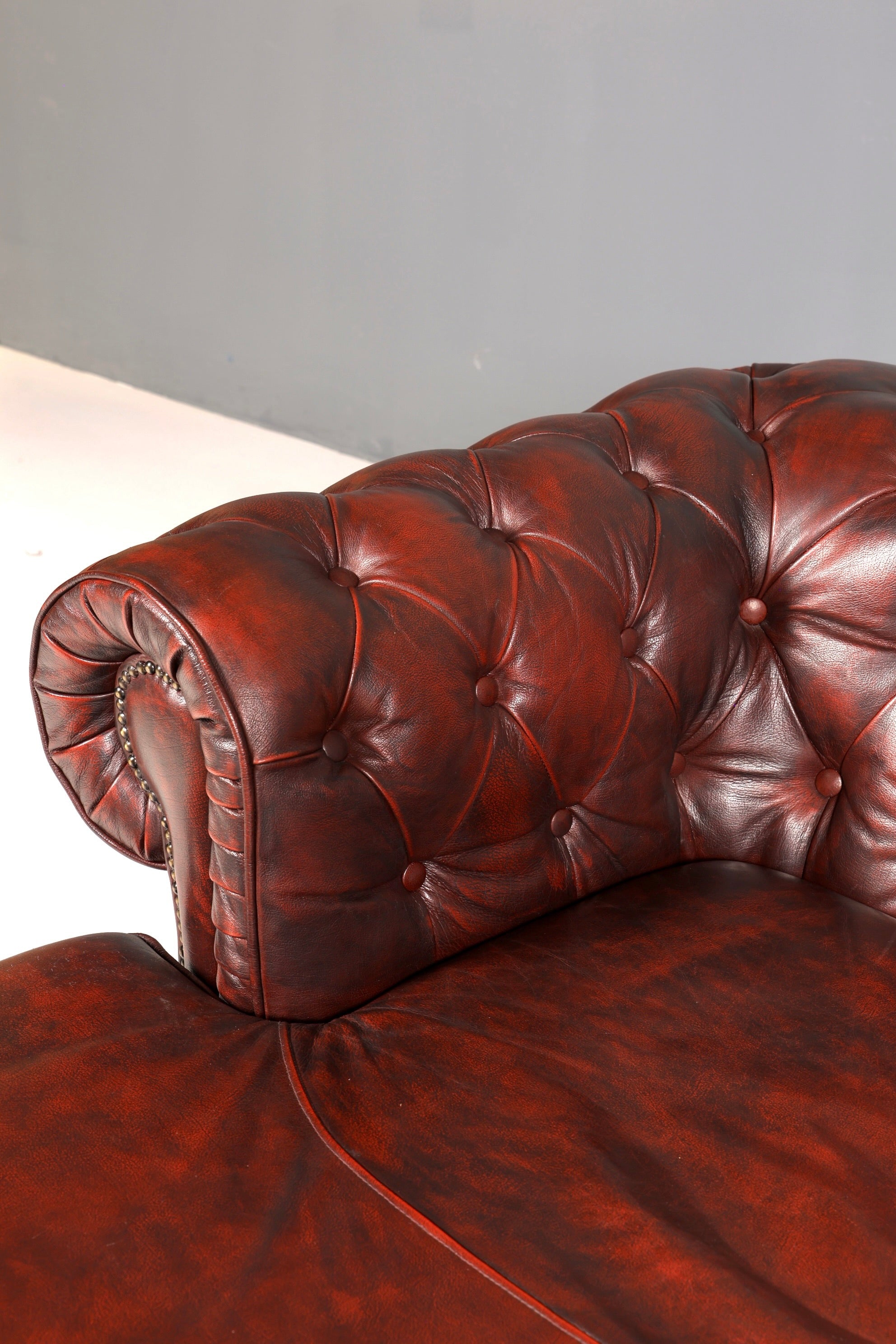 Wunderschönes seltenes Original Chesterfield Sofa mit Hocker 4- Sitzer echt Leder Oxblood Couch Englisch Eckcouch