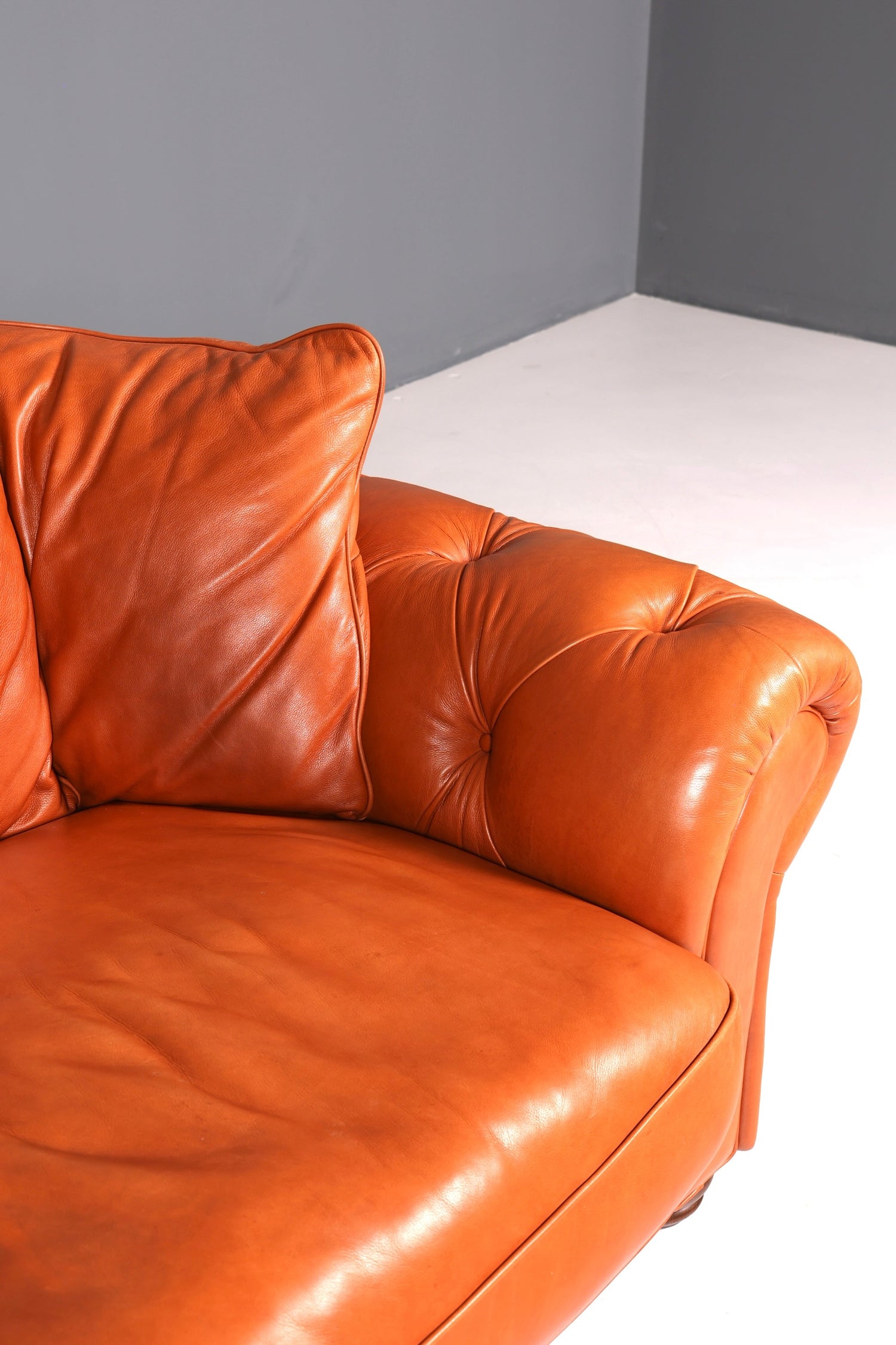 Wunderschönes Chesterfield Design Sofa Englisches echt Leder Couch Cognac Lounge Sofa