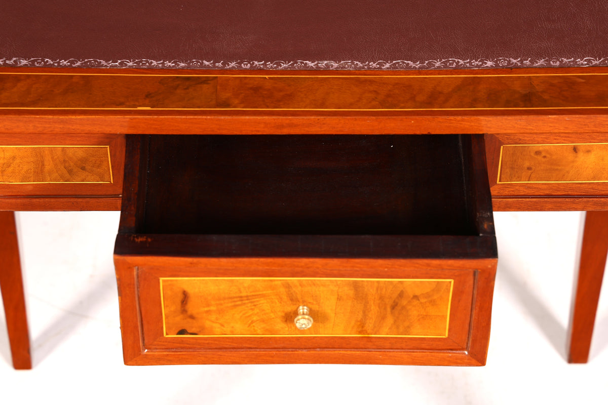 Prachtige verfijnde schrijftafel in antieke Franse stijl, echt houten bureau, kantoortafel