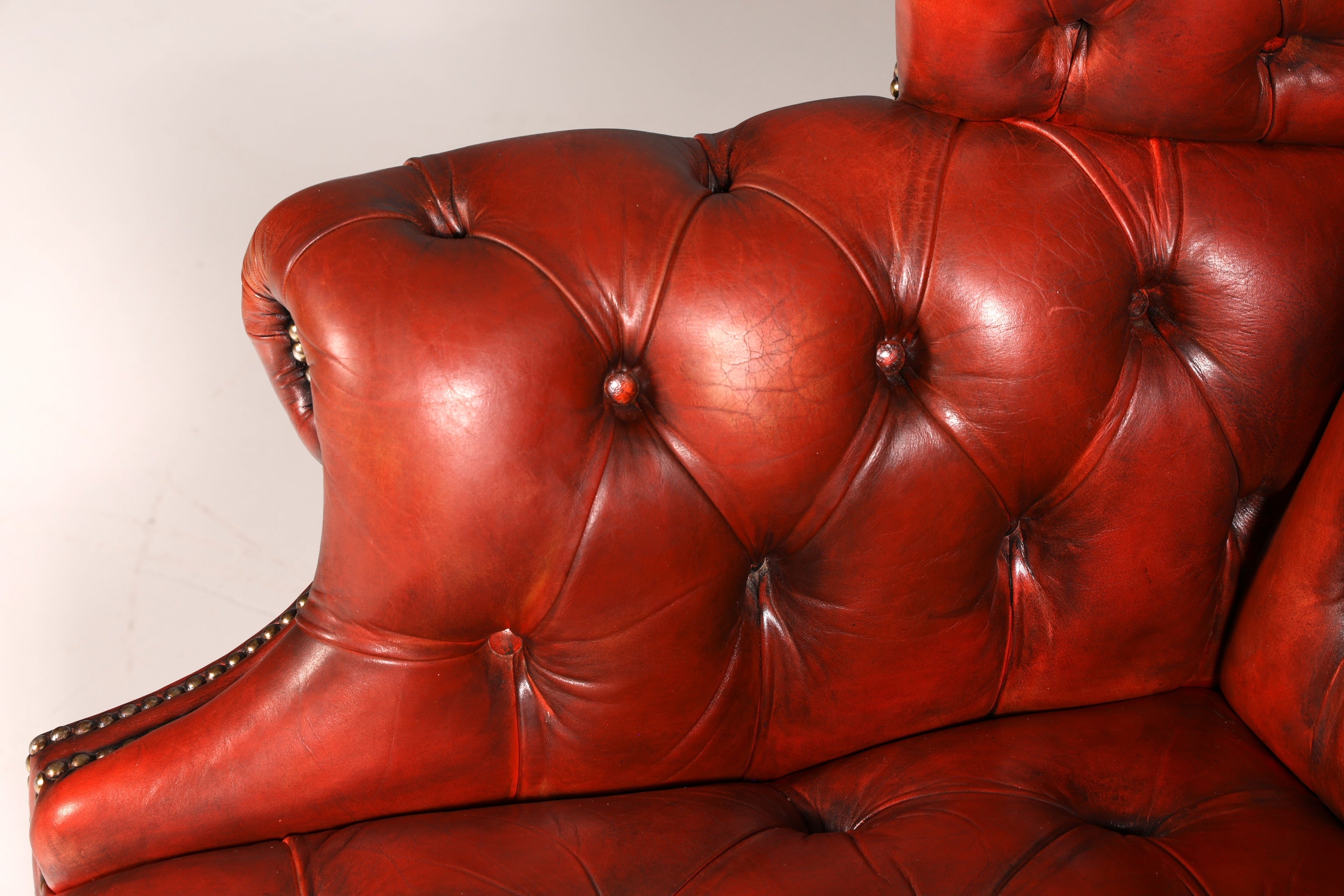 Originele Chesterfield-oortfauteuil met hocker, echt leer, Engelse herenfauteuil, leren fauteuil, antiek, vintage