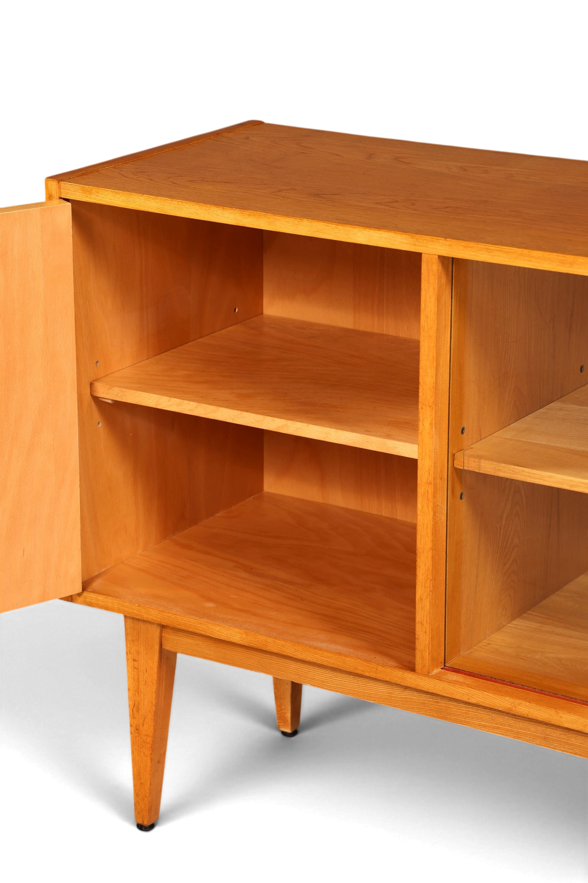 Hauptstadt Möblerei Hellerau Sideboard Modell 602 aus hellem Echtholz mit offenen Fächern im Mid Century Design