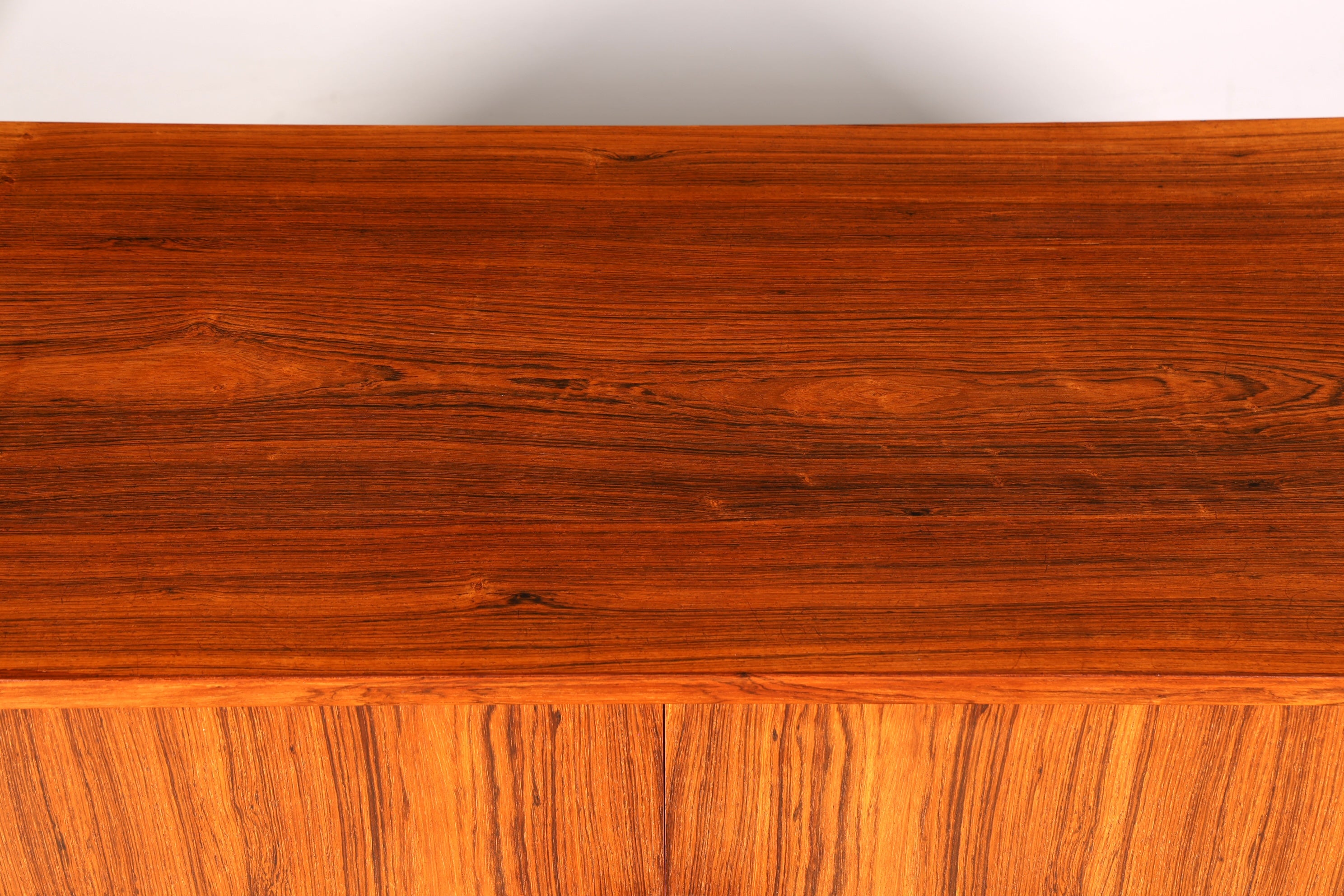Beeindruckendes Original Hans J. Wegner für RY Møbler Modell RY 25 Sideboard Palisander Holz TV Kommode Vintage Schiebetür Schrank 2 von 2