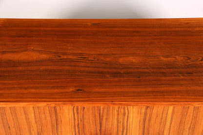 Beeindruckendes Original Hans J. Wegner für RY Møbler Modell RY 25 Sideboard Palisander Holz TV Kommode Vintage Schiebetür Schrank 2 von 2