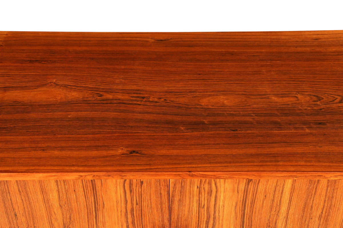 Beeindruckendes Original Hans J. Wegner für RY Møbler Modell RY 25 Sideboard Palisander Holz TV Kommode Vintage Schiebetür Schrank 2 von 2
