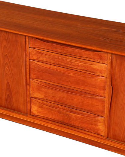 Hauptstadt Möblerei Dyrlund Mid Century Sideboard aus Teakholz mit Schubladen und Schiebetüren im dänischen Design