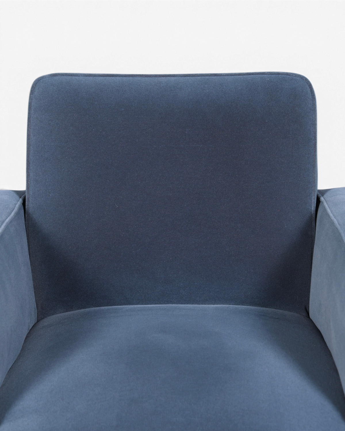 Hauptstadt Möblerei Sessel H874 in blauem Samt mit weicher Polsterung und eleganter Rückenlehne
