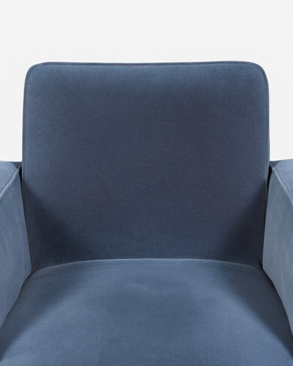 Hauptstadt Möblerei Sessel H874 in blauem Samt mit weicher Polsterung und eleganter Rückenlehne